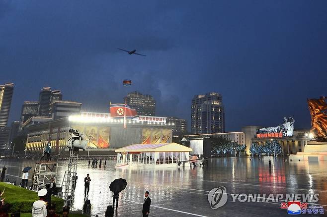 열병식서 시위비행하는 북한 무인기 (평양 조선중앙통신=연합뉴스) 북한이 '전승절'(6ㆍ25전쟁 정전협정기념일) 70주년인 지난 27일 저녁 평양 김일성광장에서 열린 열병식에서 새로 개발 생산된 전략무인정찰기와 다목적 공격형 무인기가 열병광장 상공을 선회하면서 시위비행했다고 조선중앙통신이 28일 보도했다. 2023.7.28 
    [국내에서만 사용가능. 재배포 금지. For Use Only in the Republic of Korea. No Redistribution] nkphoto@yna.co.kr