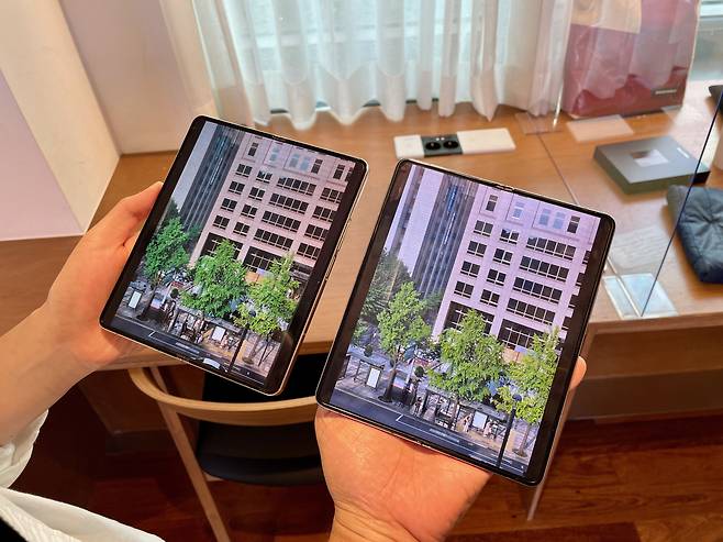 갤럭시Z폴드4(왼쪽)와 Z폴드5(오른쪽)로 동일한 피사체를 촬영한 모습. 크기는 똑같지만 Z폴드5 디스플레이가 더 밝고 선명한 모습을 볼 수 있다. /윤진우 기자