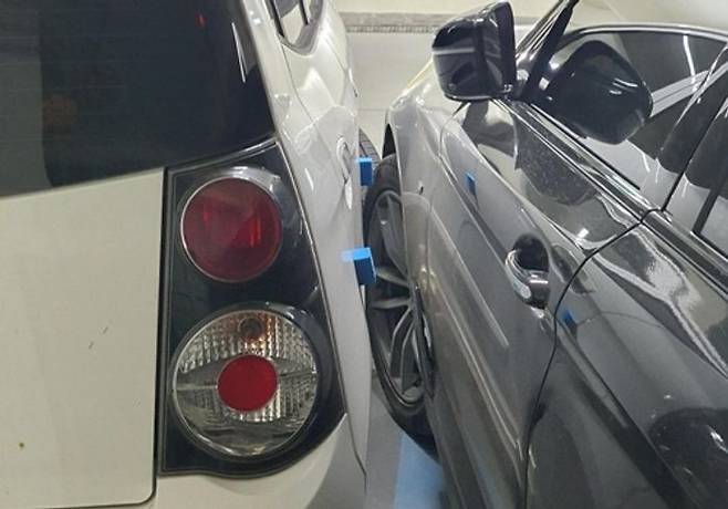 주차선을 넘어온 BMW 차량 옆에 경차(왼쪽)가 주차돼 있다.ⓒ연합뉴스