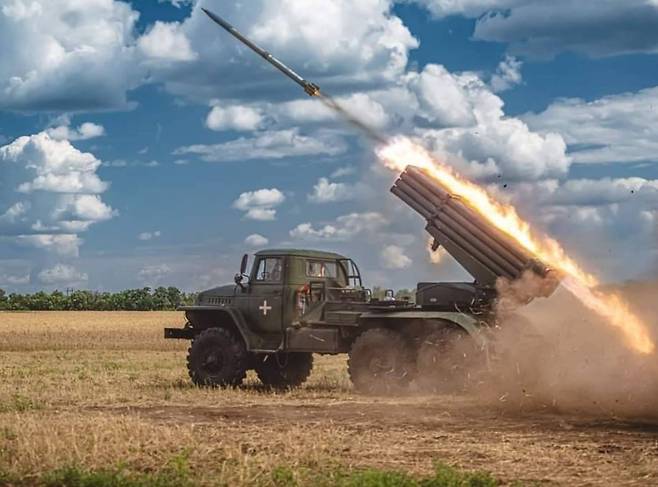 우크라이나군이 운용하고 있는 다련장로켓 그라드(BM-21). @DefenceU 트위터 캡처