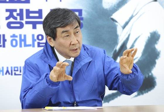 이종걸 더불어시민당 공동선대위원장 인터뷰가 7일 오전 서울 여의도 더불어시민당 당사에서 열렸다. 더불어시민당의 이종걸 공동상임선거대책위원장은 “열린민주당 후보들은 민주당 공천에서 배제됐거나 신청했어도 배제됐을 분들이 주축”이라고 강조했다. 임현동 기자