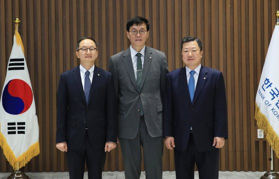 이창용 한국은행 총재(가운데)가 지난 4월 21일 서울 중구 한국은행에서 열린 금융통화위원회 임명장 수여식에 참석해 장용성 신임 금융통화위원회 위원(왼쪽), 박춘섭 신임 금융통화위원회 위원과 기념 촬영하고 있다. 연합뉴스