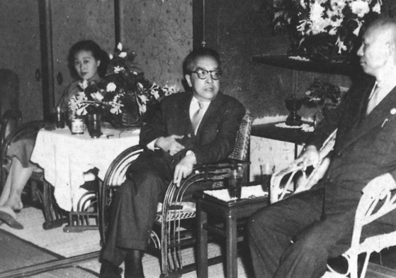 1952년 대만으로 돌아온 후스와 레이전의 만남에 동석한 녜화링. [사진 김명호]