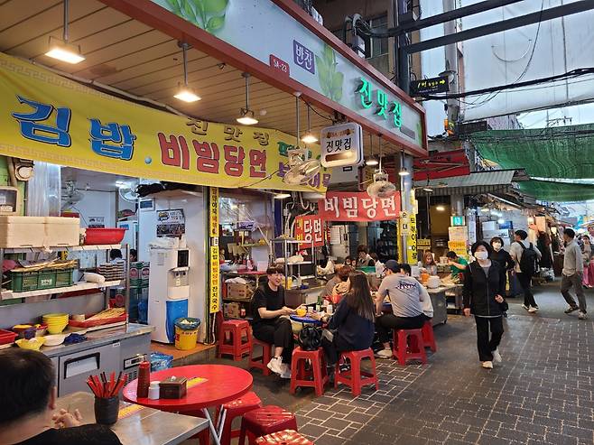 Visitors dine at a restaurant at Bupyeong "Kkangtong" Market. (Jung Min-kyung/ The Korea Herald)