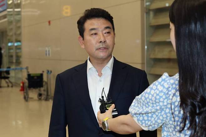 25일 조기 귀국해 기자들과 만나 입장을 밝히는 박정 민주당 의원.&nbsp; &nbsp;연합뉴스