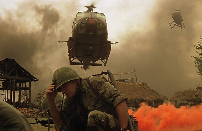 영화 ‘지옥의 묵시록’의 한 장면. 베트남 전쟁의 비이성과 부조리, 그리고 인간의 참혹한 운명을 고발한 걸작입니다. [배급사 디스테이션]