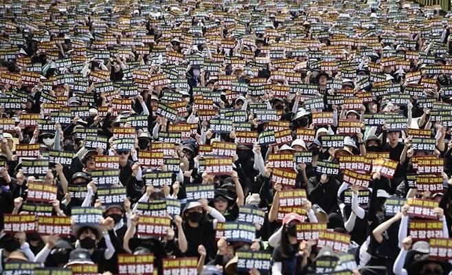 전국 각지에서 모인 교사들이 29일 서울 종로구 경복궁역 사거리 인근에서 열린 공교육 정상화를 위한 집회에 참석해 손팻말을 흔들고 있다. [사진 = 연합뉴스]