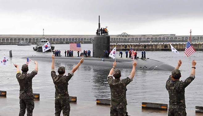 해군은 29일 미 핵추진잠수함(SSN) ‘아나폴리스함’(SSN-760)이 참가한 가운데 제주 남방해역에서 연합 대잠전 훈련을 실시했다고 밝혔다. 한국 해군 장병들이 지난 24일 제주해군기지에 입항한 아나폴리스함을 환영하는 모습.[해군 제공]