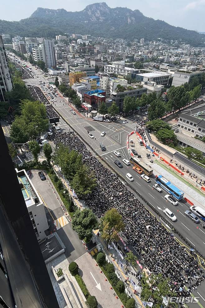 [서울=뉴시스] 조성우 기자 = 전국의 교사들이 29일 오후 서울 종로구 정부서울청사 앞에서 서이초 교사 추모 및 공교육 정상화를 촉구하는 집회를 하고 있다. 2023.07.29. xconfind@newsis.com