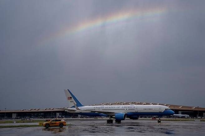 옐런 재무장관의 전용기 위에 뜬 무지개. 7월 6일 베이징 공항 / 출처 : AP