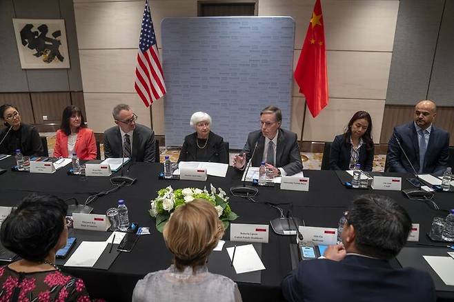 중국에 진출한 미국기업들의 애로사항을 듣는 옐런 재무장관. 지난 7일 베이징 / 출처 : AP