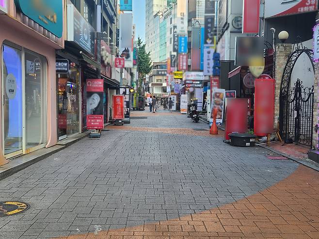 28일&nbsp;‘신림 칼부림’ 사건이 발생한&nbsp;서울 관악구 신림역 인근 골목길. 한창 붐비는 오후 시간임에도 인적이 뜸한 모습이었다.