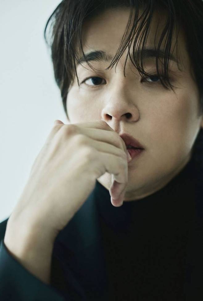 배우 박정민이 24일 오전 서울 종로구 삼청동의 한 카페에서 진행된 영화 '밀수' 개봉 관련 인터뷰를 위해 포즈를 취하고 있다.  박정민은 극 중 카리스마 있는 춘자(김혜수 분)와 진숙(염정아 분) 사이에서 찍 소리 한 번 못해보고 막내 역할에 충실해온 장도리 역을 맡았다.   '밀수'는 바다에 던져진 생필품을 건지며 생계를 이어가던 사람들 앞에 일생일대의 큰 판이 벌어지면서 휘말리는 해양범죄활극. 오는 26일 개봉. / 사진제공 = 샘컴퍼니 /사진=김창현 기자 chmt@