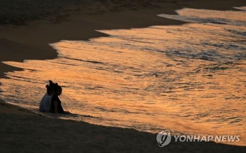 열대야 피해 바닷가로 [연합뉴스 자료사진]