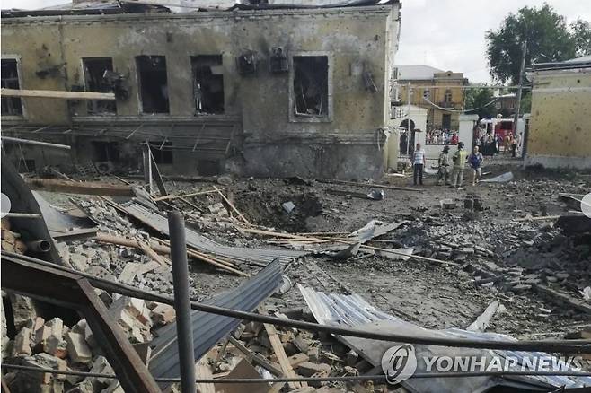 러 서남부 타간로크서 추락한 미사일로 인한 피해 현장 (타간로크[러시아] AP=연합뉴스) 우크라이나와 인접한 러시아 서남부 로스토프주의 타간로크에서 미사일이 요격된 후 도심에 추락했다. 이로 인해 15명이 다쳤다고 로스토프주 당국이 밝혔다. 2023.7.28 photo@yna.co.kr