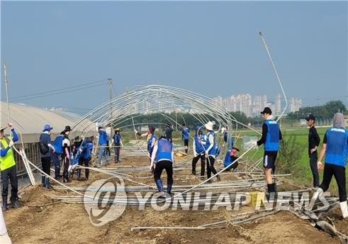 무더위 속 수해복구 봉사활동 (청주=연합뉴스) 청주리더스로타리클럽 회원들이 29일 충북 청주시 흥덕구 강내면의 한 수해 농가를 찾아 비닐하우스 철거 및 농로 복구 작업을 돕고 있다. 2023.7.29 [청주시제공. 재판매 및 DB 금지] vodcast@yna.co.kr