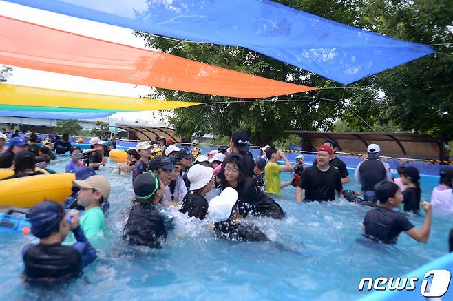 폭염특보가 닷새째 이어지고 있는 29일 오후 광주 북구 산동교 친수공원 물놀이장에서 시민들이 물놀이를 하며 더위를 식히고 있다. 2023.7.29/뉴스1 ⓒ News1 이승현 기자