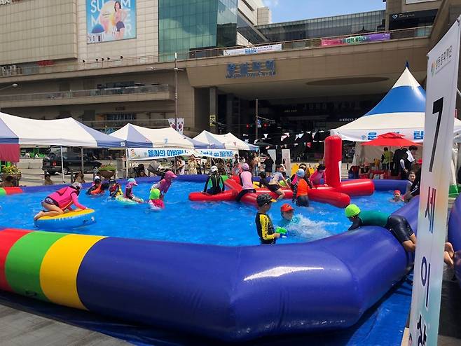 서울 성동구 왕십리 광장에서 어린이 물놀이 축제 '성동왕국'이 진행되는 모습. (성동구 제공)