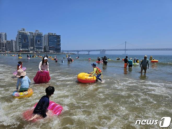 광안리해수욕장에서 물놀이를 즐기는 아이들. 2023.7.30/뉴스1 ⓒ News1 권영지 기자