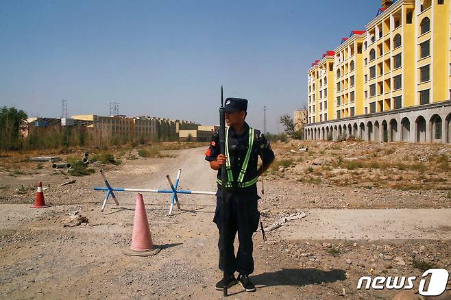 신장 위구르에서 공안이 경비를 서는 모습. 사진은 기사 본문과 직접적 연관 없음. ⓒ 로이터=뉴스1 ⓒ News1 정윤영 기자