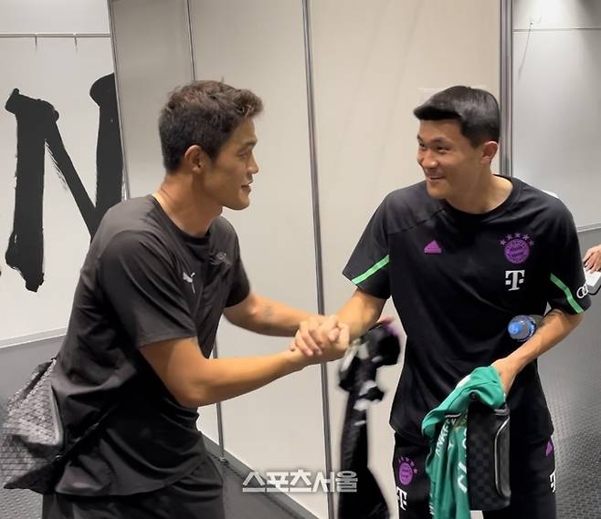 서로를 격려하는 두 선수. 도쿄 | 정다워기자