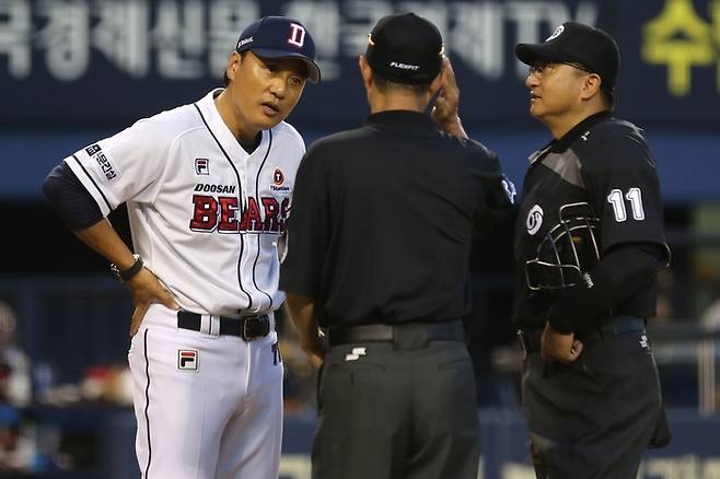 두산 이승엽 감독(왼쪽)이 29일 잠실 LG전에서 비디오판독 결과에 불복해 항의하고 있다. 사진 | 두산 베어스