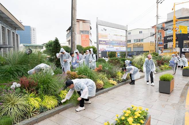 위아원 회원들이 광주광역시에서 플로깅 봉사에 참여했다. /위아원 제공