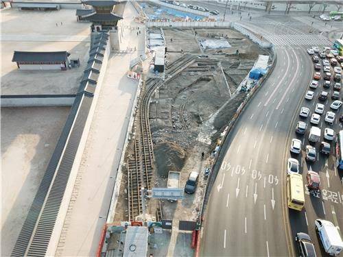 광화문 월대 발굴 조사 현장서 발굴된 일제시대 전차 철로. /서울시 제공