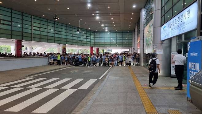 월드클래스 선수들을 기다리고 있는 축구팬들. ⓒ 데일리안 김윤일 기자