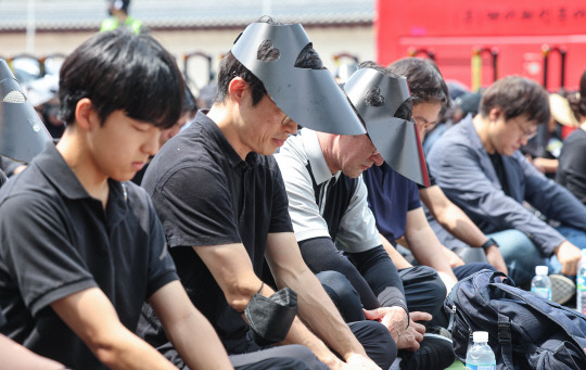 29일 서울 종로구 경복궁역 사거리 인근에서 열린 공교육 정상화를 위한 집회에서 교사들이 고인이 된 서이초 담임교사를 추모하며 묵념하고 있다. [연합뉴스]