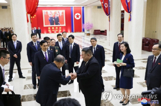 김정은 북한 국무위원장이 '전승절'(정전협정기념일) 70주년 열병식이 열린 다음날인 지난 28일 리훙중 전국인민대표대회 상무위원회 부위원장(국회부의장 격)을 단장으로 하는 중국 당정 대표단을 접견하고 있다. 조선중앙통신=연합뉴스