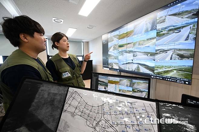 세계 스카우트잼버리가 32년만에 국내에서 개최되는 가운데 원만한 축제 진행을 위한 정보통신기술(ICT) 관련 준비가 분주해지고 있다. 28일 전북 부안군 새만금 세계 스카우트잼버리 개최지 일대에서 이노뎁 관계자들이 침입 및 화제를 관제할 수 있는 지능형 CCTV 솔루션을 점검하고 있다. 김민수기자 mskim@etnews.com