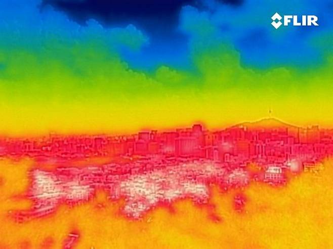 전국 대부분의 지역에 폭염경보가 발령된 28일 열화상카메라로 바라본 서울 도심의 모습. 온도가 높을수록 사진 속 붉은색으로 나타나며 상대적으로 온도가 낮은 곳은 푸른 색으로 나타난다. 기상청은 전국 최고 체감온도가 35도 안팎까지 올라갈 수 있다며 건강에 유의하고, 야외활동을 자제할 것을 당부했다. 2023.7.28/뉴스1 ⓒ News1 유승관 기자 /사진=뉴스1