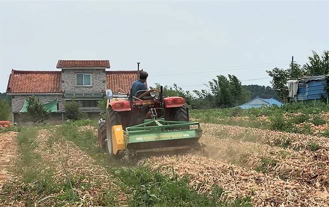 전남도가 예상치 못한 농기계 사고에 따른 도민의 생명과 재산 보호를 위해 농기계 사용이 늘어나는 가을 영농기 전인 오는 8월 31일까지 종합보험 가입을 적극 홍보하고 있다. 전남도 제공