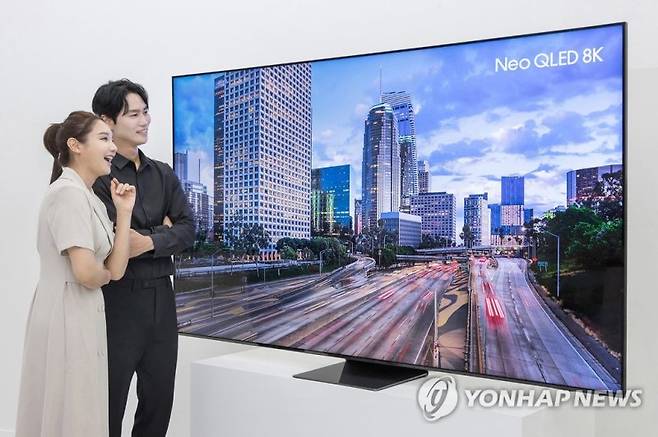 삼성전자가 거거익선 트렌드에 맞춰 98형 네오(Neo) QLED 8K(QNC990) 신모델을 국내에 출시한다고 밝혔다. 삼성전자 모델들이 98형 네오 QLED 8K (QNC990) 신모델을 소개하고 있다. 연합뉴스