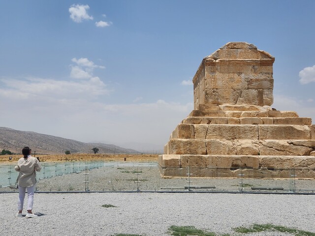 지난 21일 페사르가데에 있는 아케메네스 제국의 통치자 키루스 대제의 무덤 앞에 한 여성이 히잡을 쓰지 않은 채 서 있다. 페사르가데/박민희