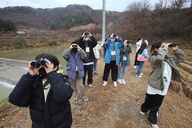 지난해 11월 강원도 한 지자체에서 열린 ‘예술텃밭 예술가 레지던시-기후변화’ 오픈텃밭에서 학생들이 쌍안경을 들고 새를 관찰하고 있다. 박수혁 기자