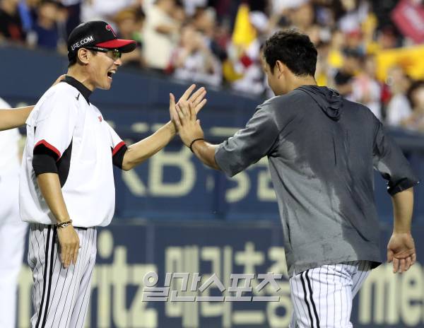 2023 KBO 프로야구 두산베어스와 LG트윈스의 경기가 30일 오후 서울 잠실야구장에서 열렸다. 10대 0으로 승리한 LG 염경엽 감독이 경기 후 선발승을 거둔 최원태와 하이파이브를 하고 있다. 잠실=김민규 기자 mgkim1@edaily.co.kr