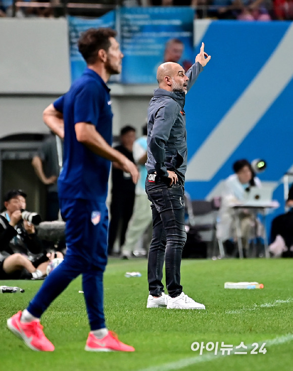 아틀레티코는 30일 서울월드컵경기장에서 열린 쿠팡플레이 시리즈 2차전에서 맨시티에 2-1로 이겼다.후반 맨체스터시티 펩 과르디올라 감독이 지시를 하고 있다. [사진=곽영래 기자]