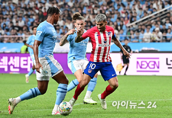 아틀레티코는 30일 서울월드컵경기장에서 열린 쿠팡플레이 시리즈 2차전에서 맨시티에 2-1로 이겼다.후반 아틀레티코 마드리드 코레아가 드리블을 하고 있다. [사진=곽영래 기자]