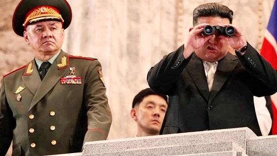 북한 조선중앙TV는 28일 오후 3시부터 전날 밤에 열린 '전승절'(6ㆍ25전쟁 정전협정체결일) 70주년 열병식을 녹화 방영했다. 김정은 북한 국무위원장이 쌍안경으로 열병식 장면을 바라보고 있다. 조선중앙TV 화면=연합뉴스