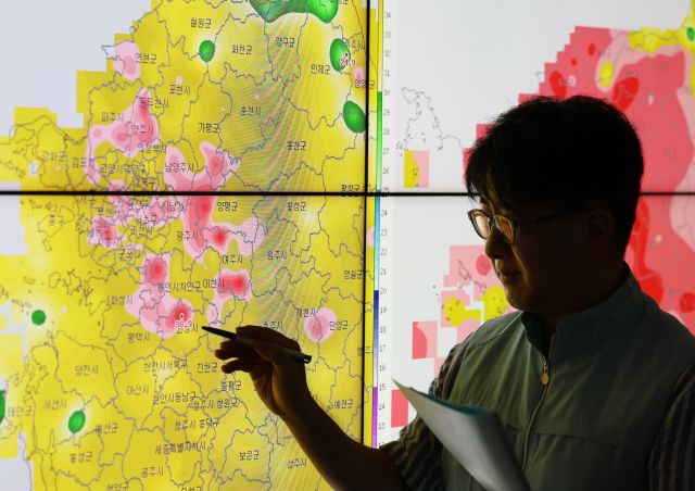 전국 대부분 지역에 폭염 특보가 내려진 30일 오후 경기도 수원 권선구 수도권기상청에서 예보관이 기온을 살펴보고 있다. 연합뉴스