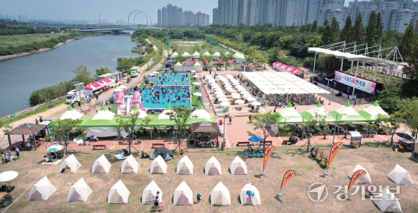 ‘제4회 新송도해변축제’가 문을 연 지난 29일 오후 인천 연수구 송도달빛공원 행사장내에 물놀이장과 인공백사장, 캠핑시설 등 즐길거리와 놀거리들이 들어서 있다. 장용준기자