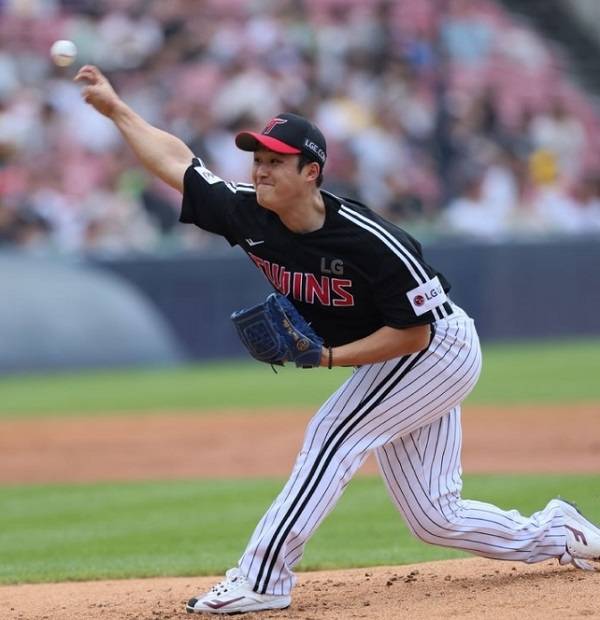 LG 투수 최원태가 7월 30일 잠실 두산전에서 투구하고 있다. 사진=LG 트윈스