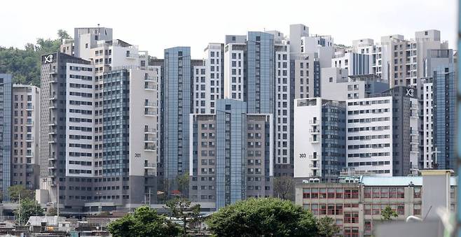 [서울=뉴시스] 김선웅 기자 = 당첨 시 5억원 가량의 시세차익이 예상된 흑석리버파크자이 2가구에 93만여 명이 몰려 단일 아파트 단지로는 역대 최다 신청 건수를 기록했다. 한국부동산원 청약홈 통계에 따르면 흑석리버파크자이는 무순위 물량 1가구에 82만9804명과 계약 취소 주택 1가구 청약에 10만4924명, 총 93만4728명이 신청했다. 27일 서울 동작구 흑석리버파크자이 단지의 모습. 2023.06.27.