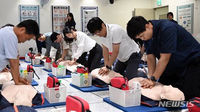 [세종=뉴시스] 충남 공주시 행정안전부 국가민방위재난안전교육원에서 심폐소생술(CPR) 교육을 하고 있는 모습. (사진= 뉴시스 DB) photo@newsis.com