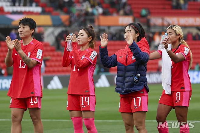 [애들레이드(호주)=AP/뉴시스] 패한 뒤 관중에 인사하는 한국 선수들. 2023.07.30.