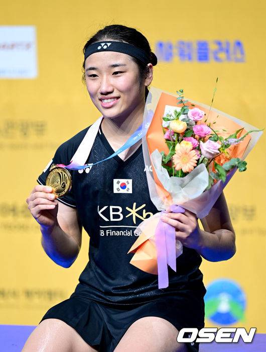 [OSEN=여수, 최규한 기자] 23일 오후 전라남도 여수 진남체육관에서 ‘2023 코리아오픈 배드민턴선수권대회’ 여자 단식 결승 한국 안세영과 대만 타이쯔잉의 경기가 열렸다.한국 안세영이 우승을 거머쥔 뒤 메달과 함께 포즈를 취하고 있다. 2023.07.23 / dreamer@osen.co.kr
