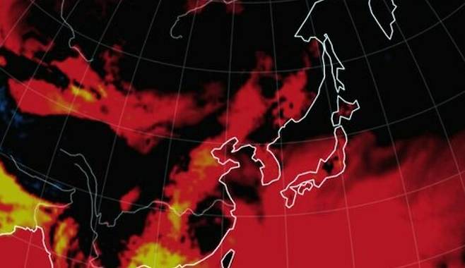 장마 직후 찾아온 찜통 더위와 열대야가 다음주에도 이어지겠다. 세계 기상정보 비주얼 맵인 어스널스쿨로 확인한 29일 오후 4시 한반도 주변 기온과 불쾌지수가 붉게 표시되고 있다. 어스널스쿨 캡처