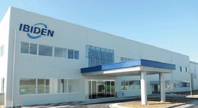 일본에는 세계적 소재 부품 장비 회사가 많은데 칩을 기판에 얹는 첨단 기판을 만드는 이비덴도 그중 하나. 사진은 올해 1월 경북 포항에 공장을 증설한 이비덴 한국 공장 모습. 일본은 소부장 사태 이후 아예 한국에 공장을 짓는 사례가 늘었다. 일본 기후현에 본사를 두고 있는 이비덴은 1912년 설립 이래 세라믹과 전자 관련 사업을 주력사업으로 하고 있으며, 특수탄소(흑연), 자동차 배기부품, 전자부품 기판, 프린트 배선판 등을 생산하고 있다. [이비덴 홈페이지]